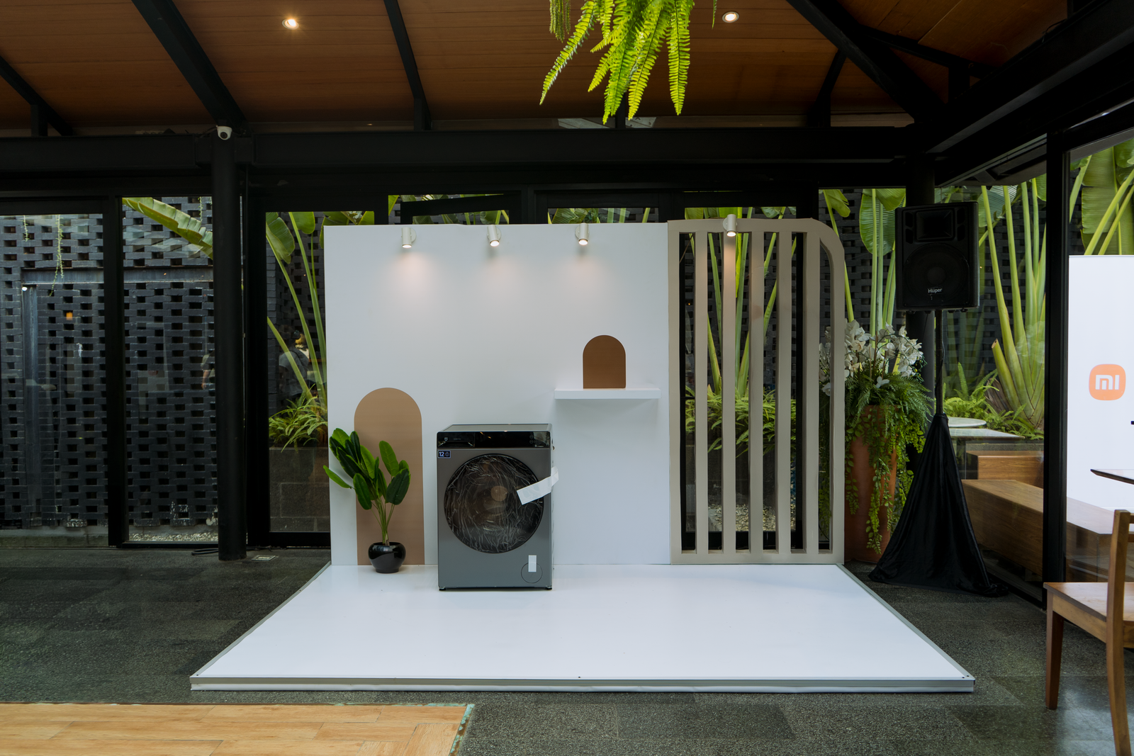 Xiaomi — Retail branding & store signage